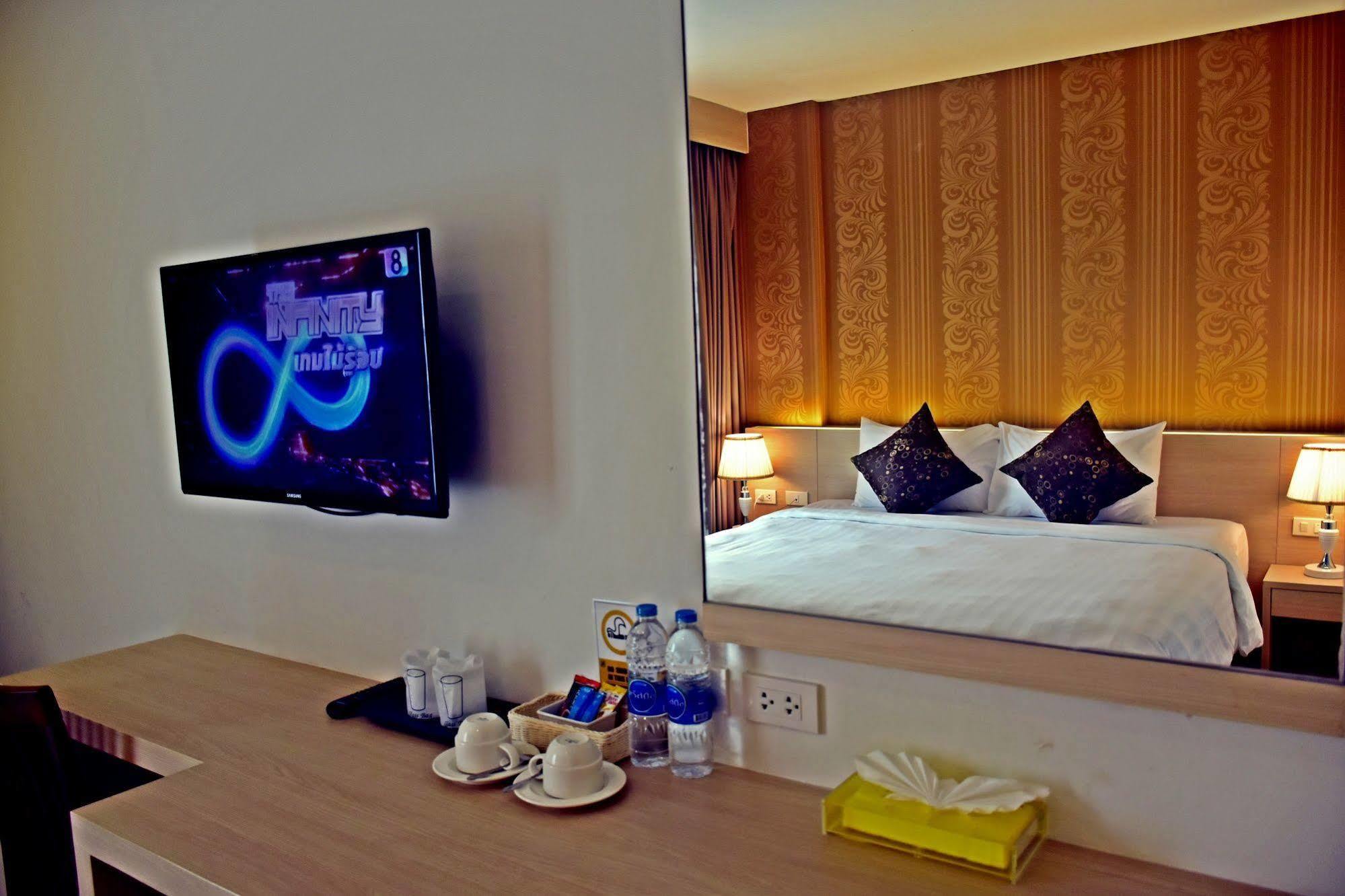 Ocean And Ole Patong Hotel Kültér fotó